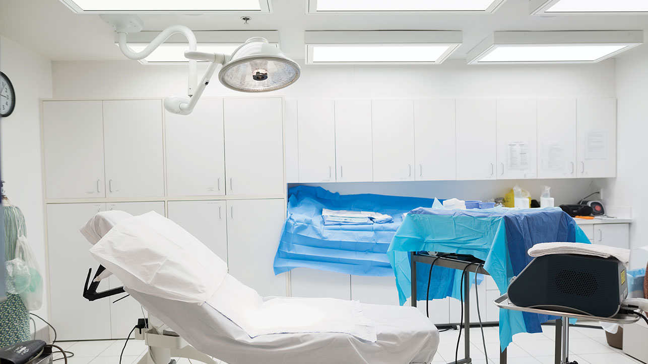 Landscape view of well-lit surgical suite with HSTL luminaires from Nightingale